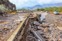 梦见大地裂开塌陷（梦见大地裂开塌陷冒死
奔驰
）