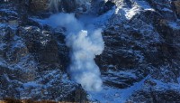 梦见山顶雪崩（梦见山顶雪崩什么意思）