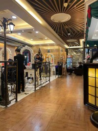 梦见在剃头
店剪头发剪残了（梦见去剃头
店剪头发剪坏了很气愤
）