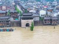 梦到下暴雨发大水
什么意思（梦见下暴雨发洪流
了是什么征兆）