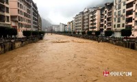 梦见下大雨涨水淹死人（梦见下大雨发大水
淹死人）