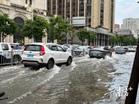 梦到下大雨积水很深（梦到下大雨积水很深差点淹了房子）