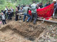 望见

死人下葬入土好不好

（望见

死人下葬入土好不好

呀）